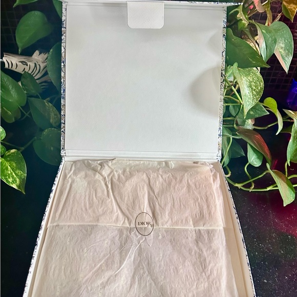 Dior gift box with tissue. Excellent condition. No signs of wear and tear. - Picture 3 of 6